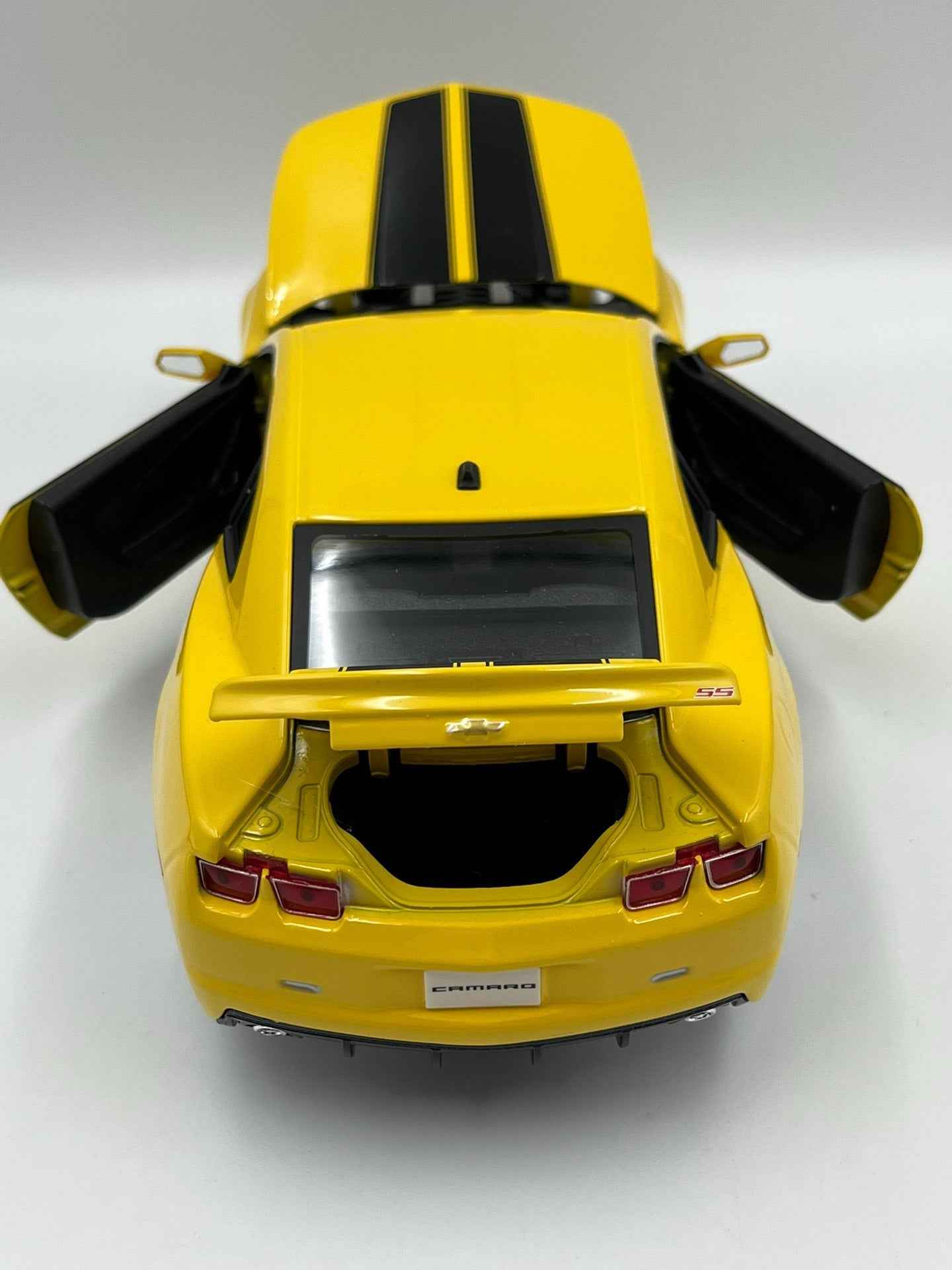 1:18 2010 Chevrolet Camaro Bumblebee Diecast Model Car - Licensed Collectible - Dadai Models