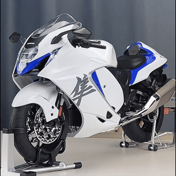 1:6 Suzuki Hayabusa Motorcycle Model with Start & Dual Smoke Effect - Dadai Models