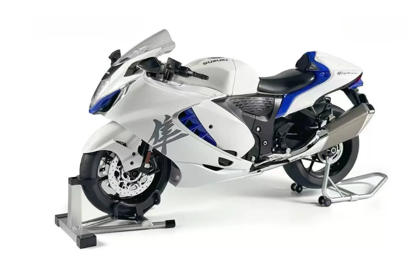 1:6 Suzuki Hayabusa Motorcycle Model with Start & Dual Smoke Effect - Dadai Models
