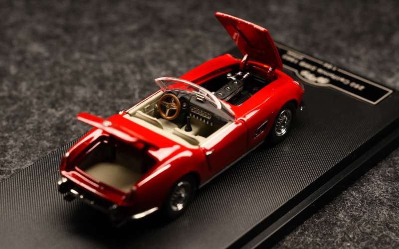 GFCC 1:64 Ferrari California Die-Cast Model Car – Red, Near-New with Case