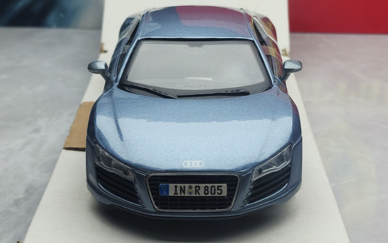 Pre-Owned Maisto 1:24 Audi R8 Die-Cast Model Car – Sky Blue, Rare with Box