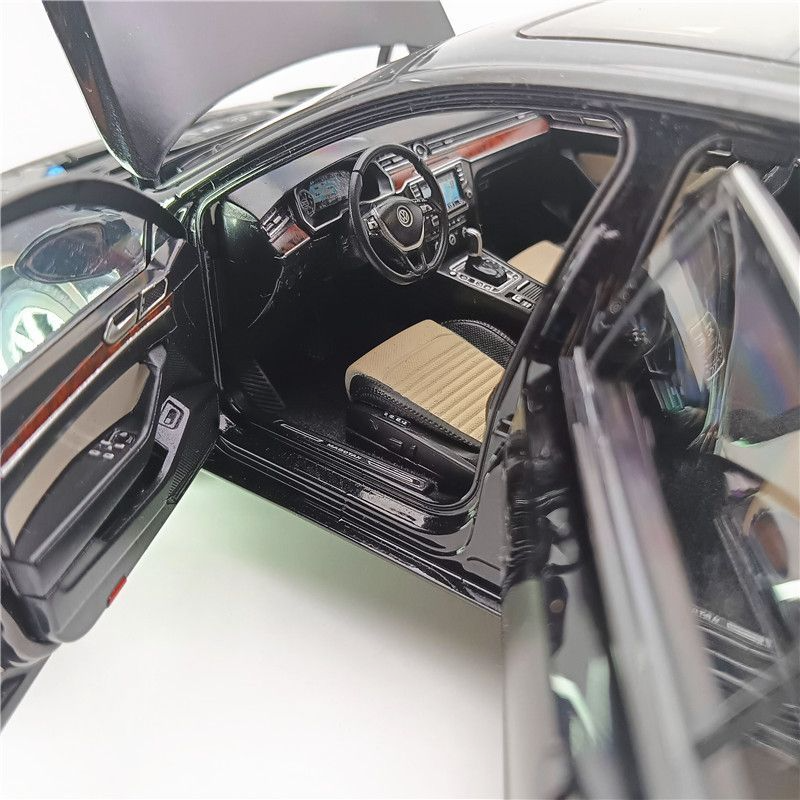 1:18 Volkswagen Passat / Magotan B8L Official Dealer Edition Diecast Model Car - Dadai Models