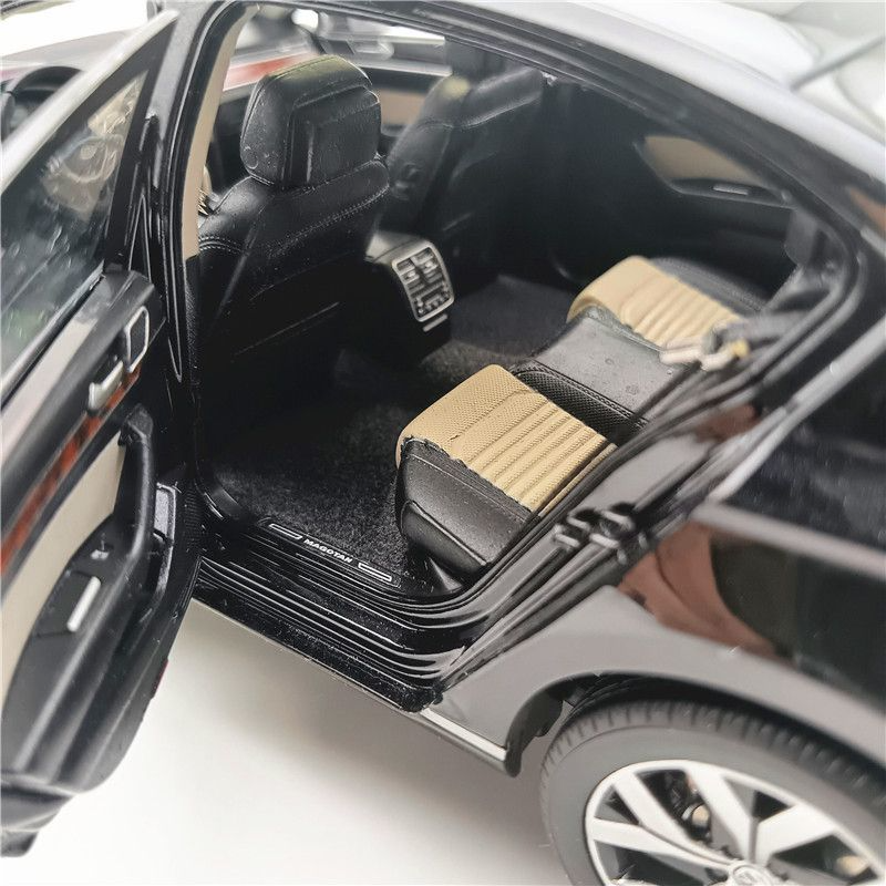 1:18 Volkswagen Passat / Magotan B8L Official Dealer Edition Diecast Model Car - Dadai Models