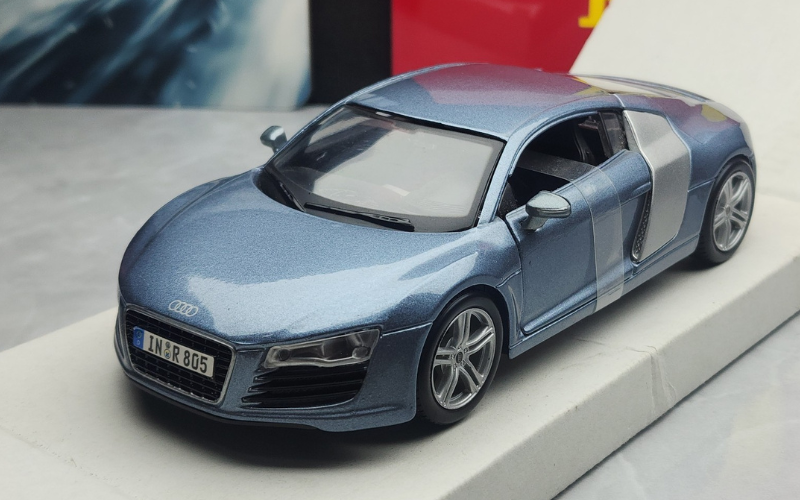 Pre-Owned Maisto 1:24 Audi R8 Die-Cast Model Car – Sky Blue, Rare with Box