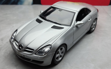 Pre-Owned Welly 1:18 Mercedes-Benz SLK350 Die-Cast Model Car – Silver, No Box