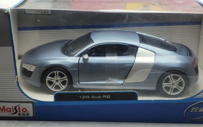 Pre-Owned Maisto 1:24 Audi R8 Die-Cast Model Car – Sky Blue, Rare with Box