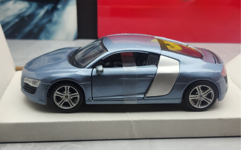 Pre-Owned Maisto 1:24 Audi R8 Die-Cast Model Car – Sky Blue, Rare with Box